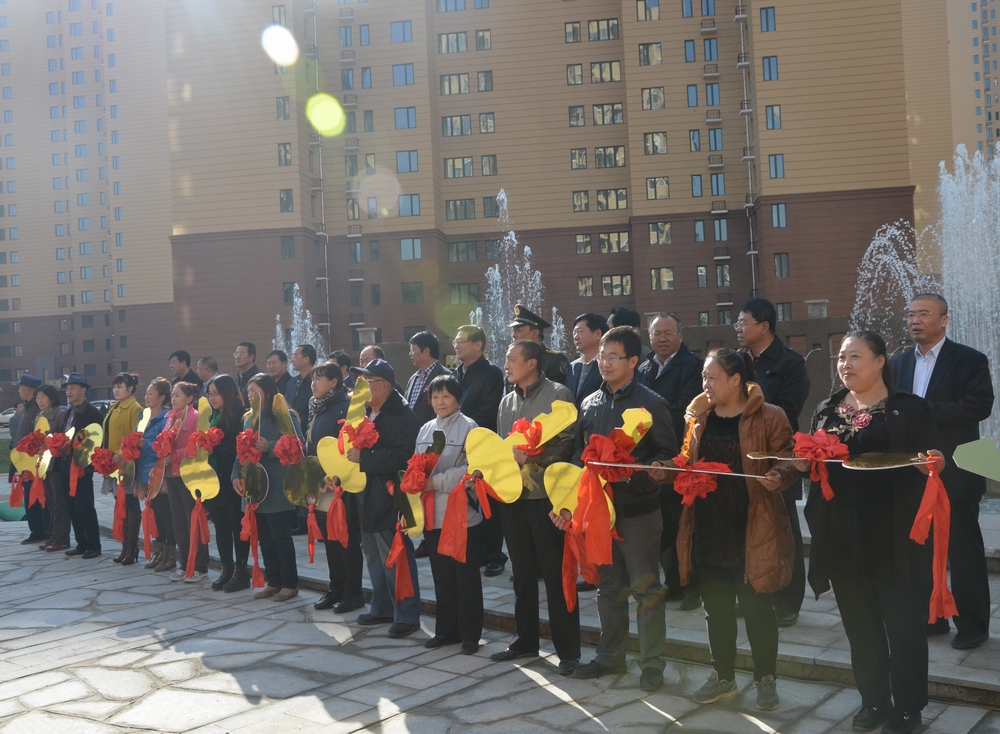 2013年10月25日，城發(fā)公司承建的呼市首個(gè)公租房小區(qū)——康居家園公租房交付使用。申請(qǐng)到公租房的百姓代表領(lǐng)了鑰匙。.JPG