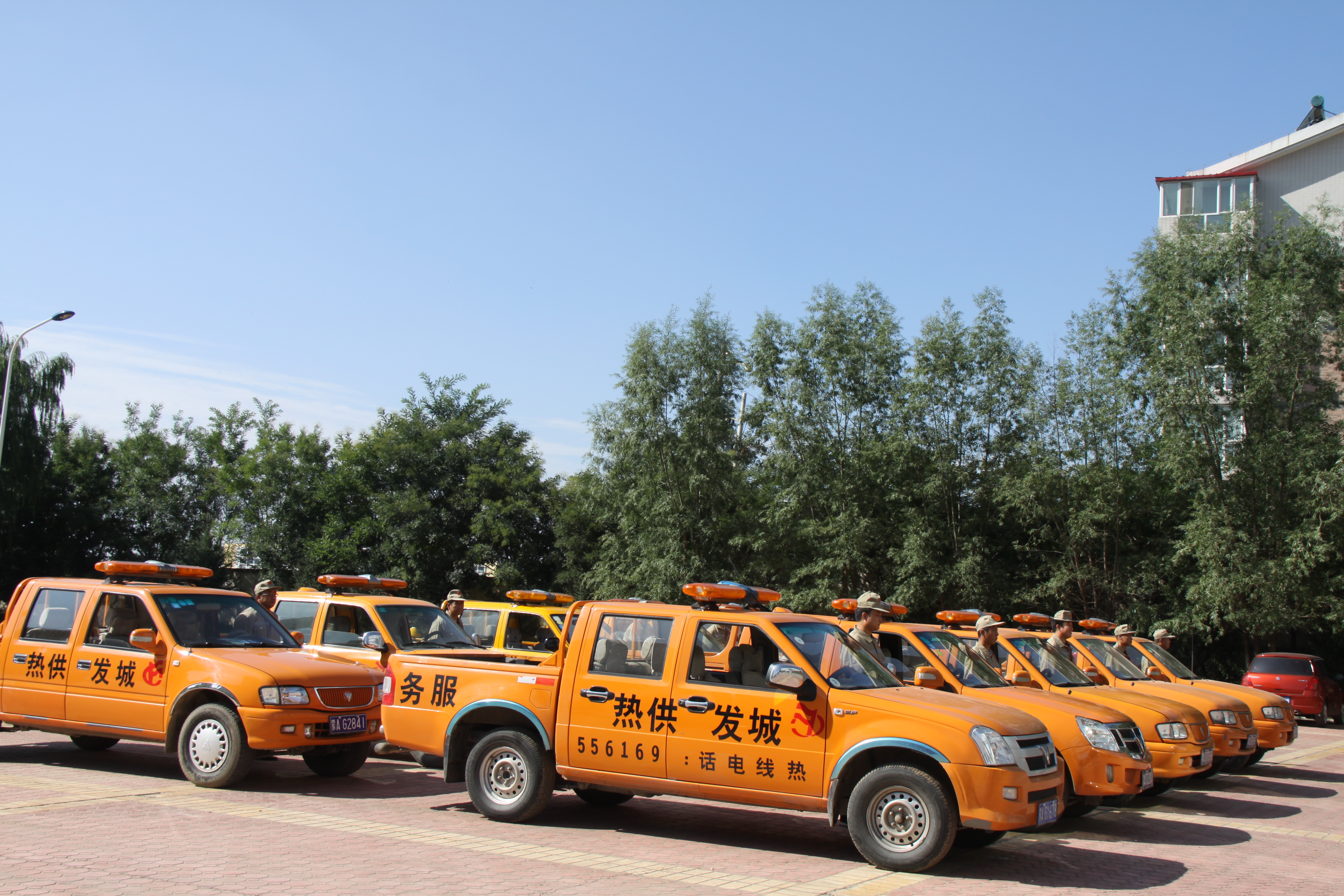 供熱服務(wù)、搶險(xiǎn)車隊(duì).jpg