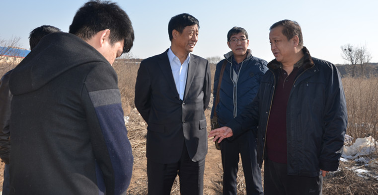 實(shí)地察看車(chē)站北街的斷頭路。.jpg